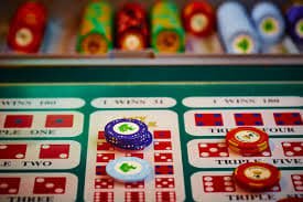 Studio dealer langsung 9nagawin dengan meja baccarat dan roulette